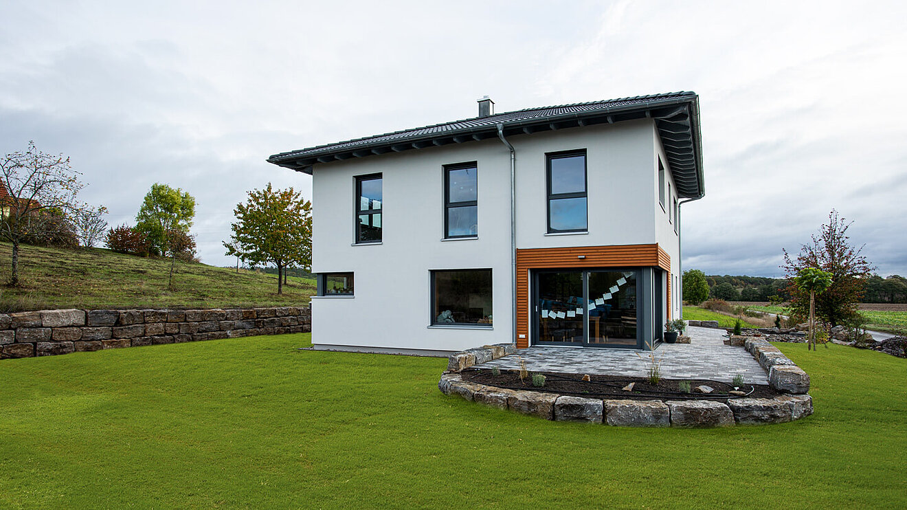 Landhaus von Aischtaler Holzhaus – Referenz mit großzügiger Terrasse und Gartenblick