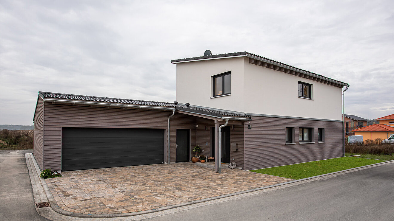 Energiesparhaus von Aischtaler Holzhaus – mit Doppelgarage und klarer Architektur