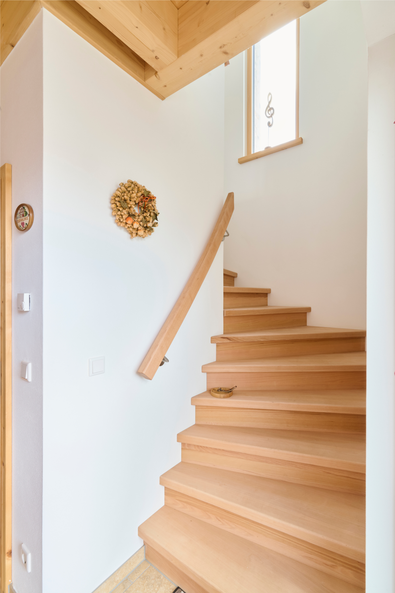 Innenansicht einer Holztreppe im Naturnah-Haus von Aischtaler Holzhaus.
