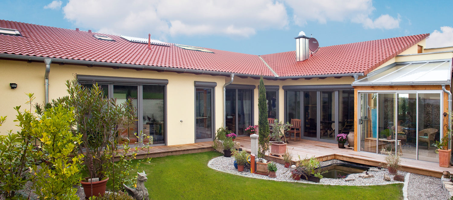 Ein Beispiel für unsere Leistungen: Ein Holzhaus mit Garten im Atrium