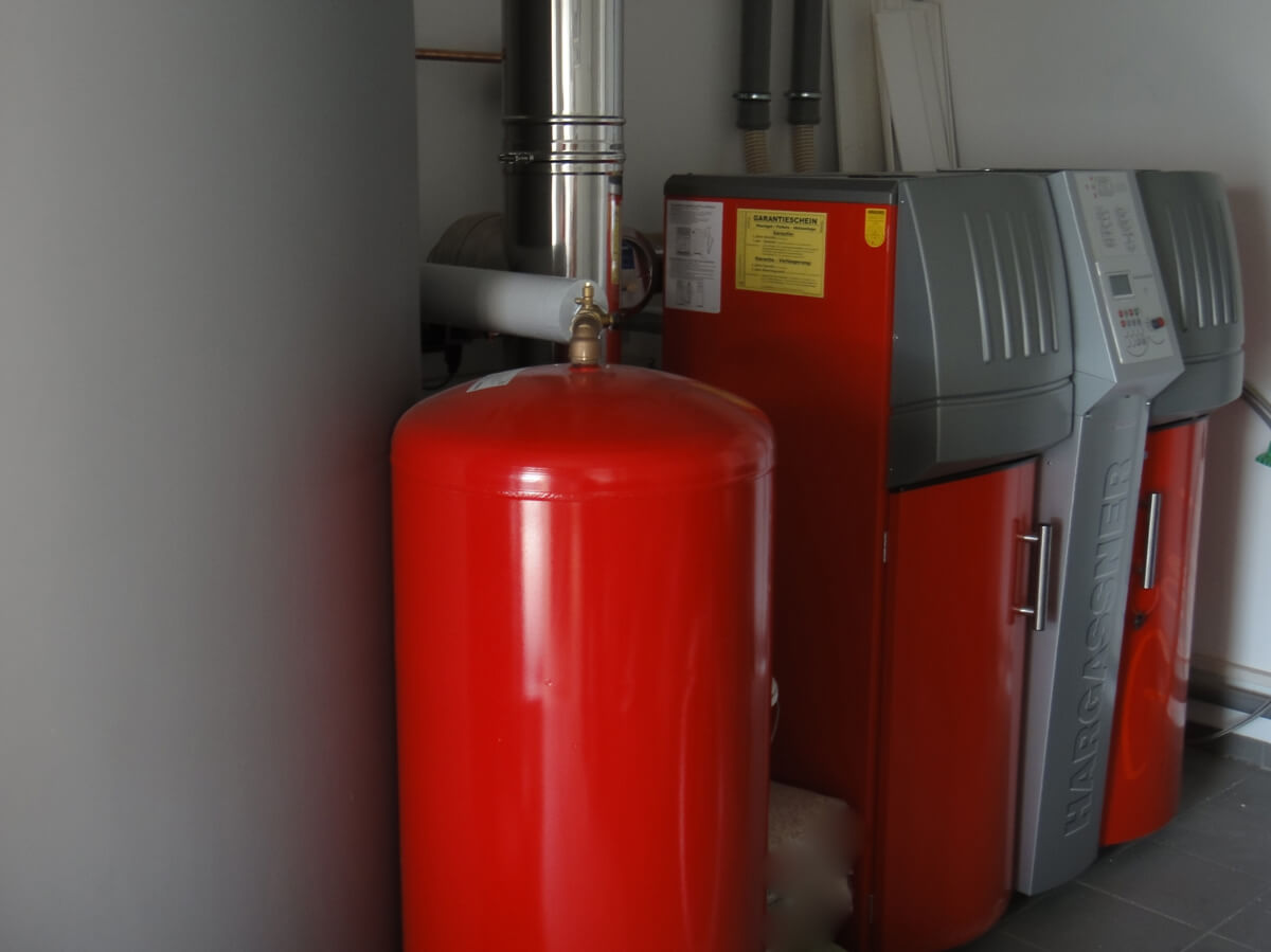 Haustechnik – Eine rote Heizungsanlage in Nahaufnahme
