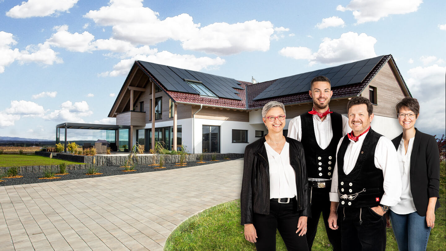 Aischtaler Holzhaus – Die Familie Heinlein steht vor einem Holzhaus in Neustadt an der Aisch