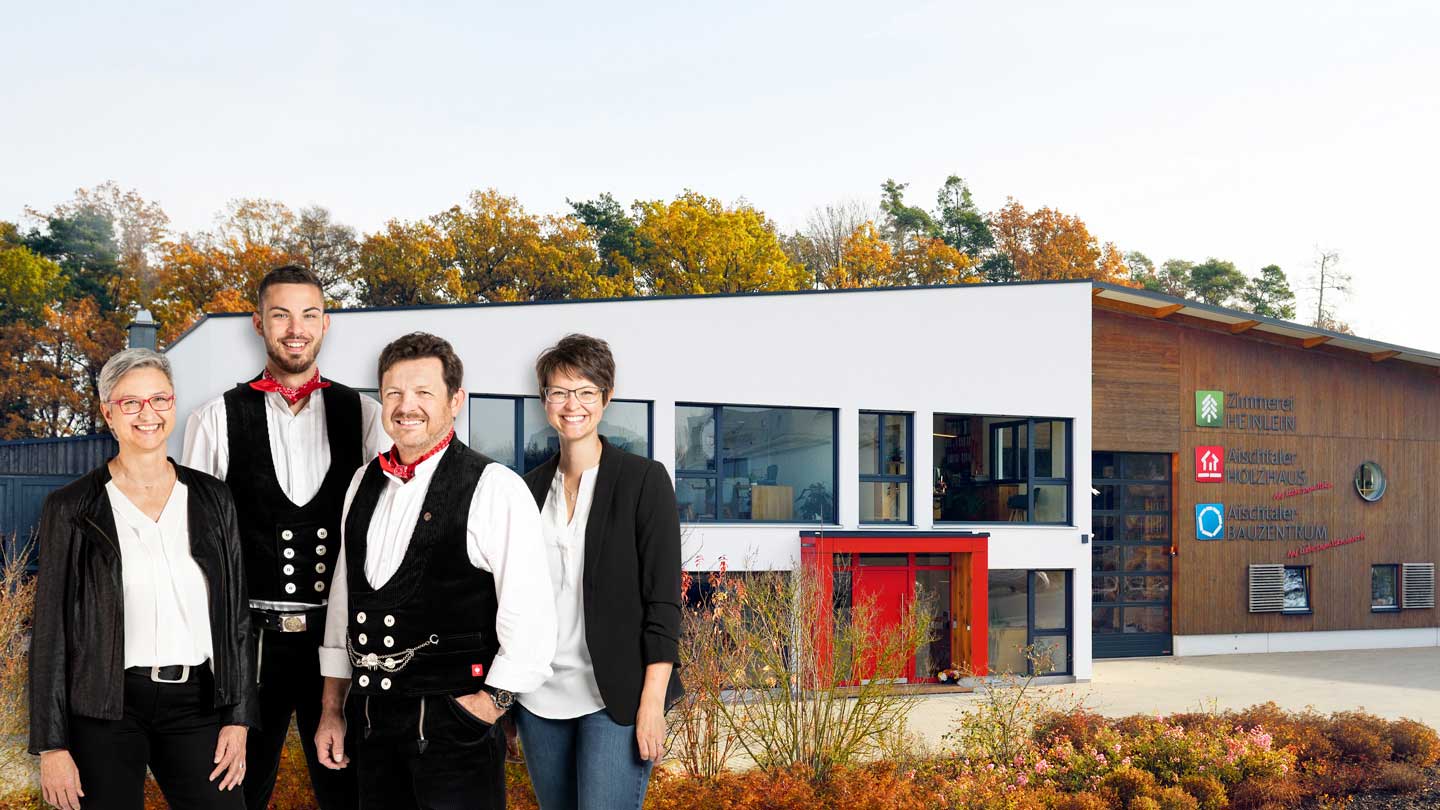 Das Unternehmen Zimmerei Heinlein – Familie Heinlein steht vor ihrem Firmengebäude